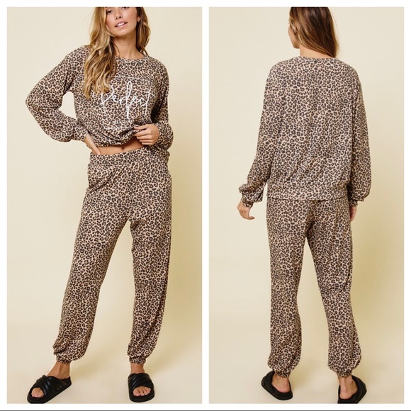 Fabulous Lounge Wear anytime Wear Long Sleeves Cheetah 2 Piece set - Picture 3 of 4